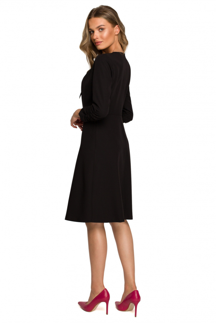 Elegancka sukienka midi z wiązaniem w dekolcie V fason A czarna